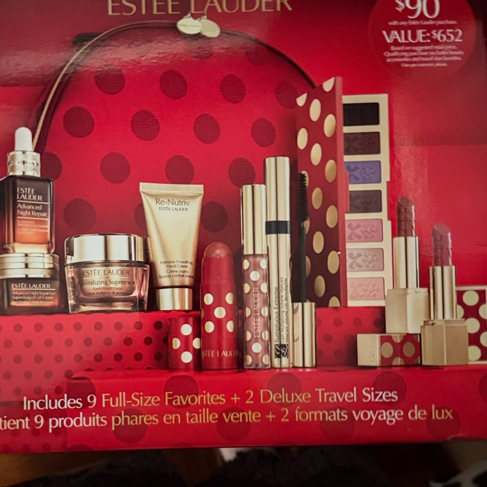 Estée Lauder Red Gift Set.